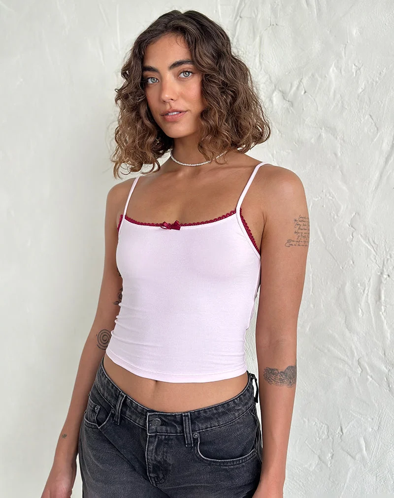 Top de gilet Suna en rose clair avec bordures en bourgogne