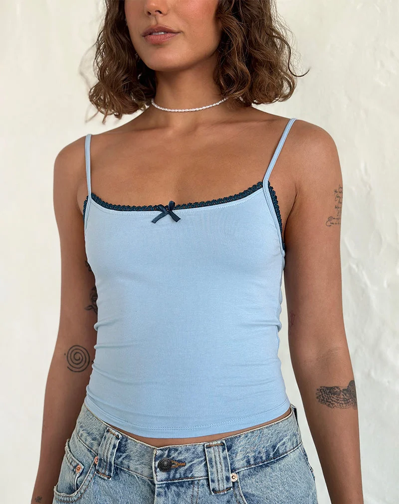 Top de gilet Suna en bleu Nantucket avec bordure bleu minéral