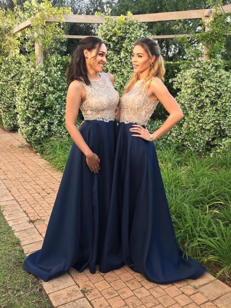 Robes de demoiselle d'honneur longues en satin à col illusion bleu marine avec haut en dentelle transparente champagne