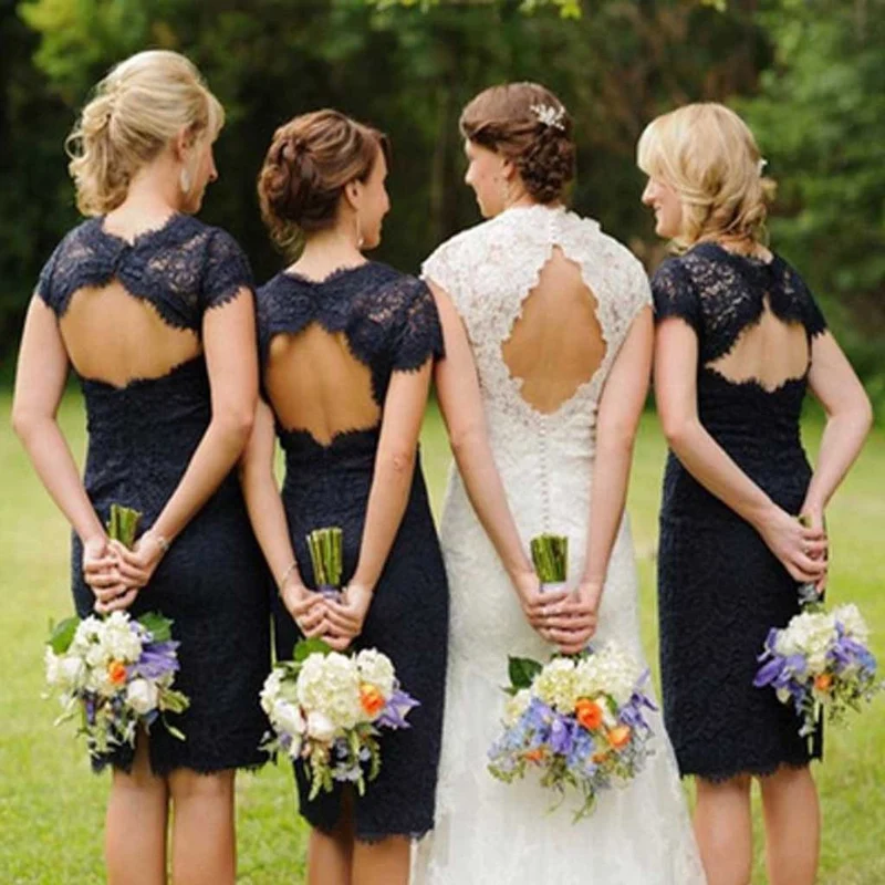 Robes de demoiselle d'honneur courtes en dentelle bleu marine de style campagnard avec dos ouvert