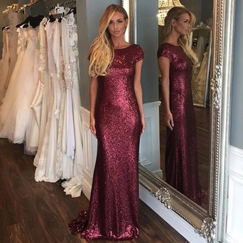 Robes de demoiselle d'honneur maxi fourreau à paillettes bordeaux à manches cape et col bateau