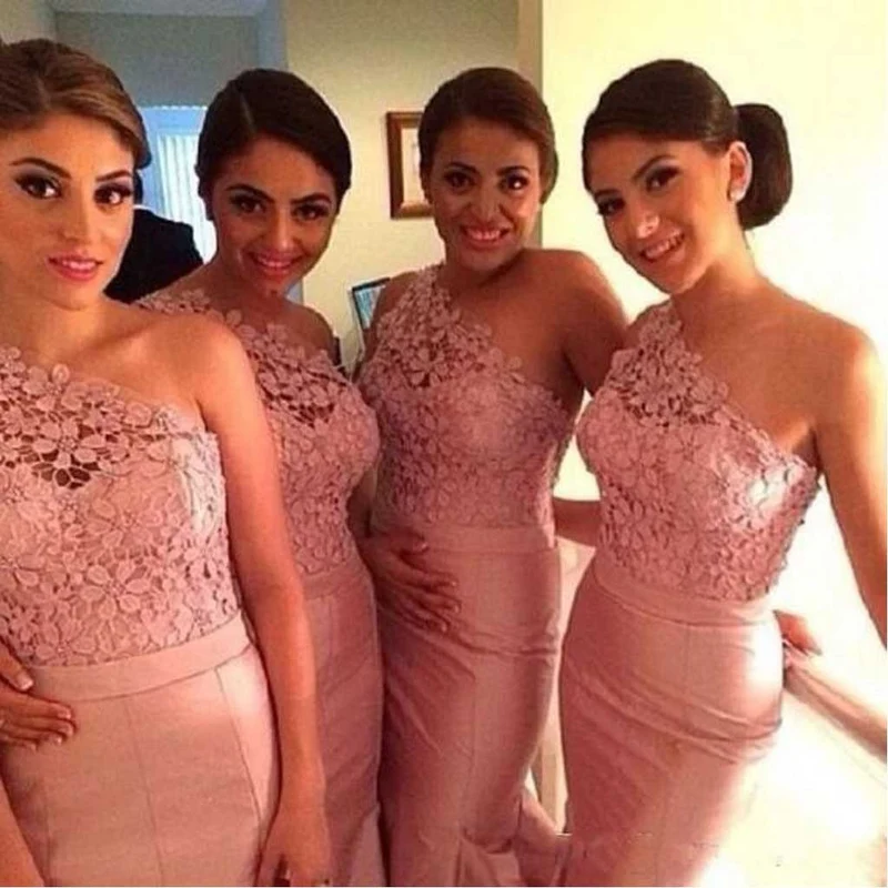 Robes de demoiselle d'honneur longues sirène en dentelle rose poussiéreux avec une épaule dénudée