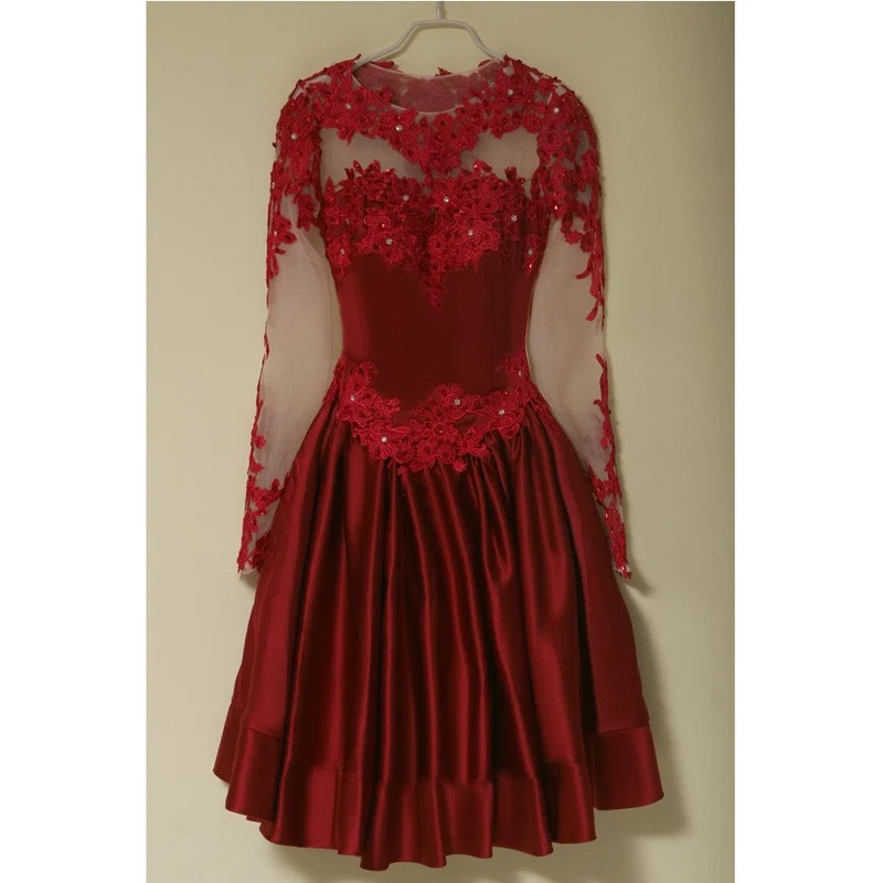 Robe de soirée rouge à manches longues avec manches