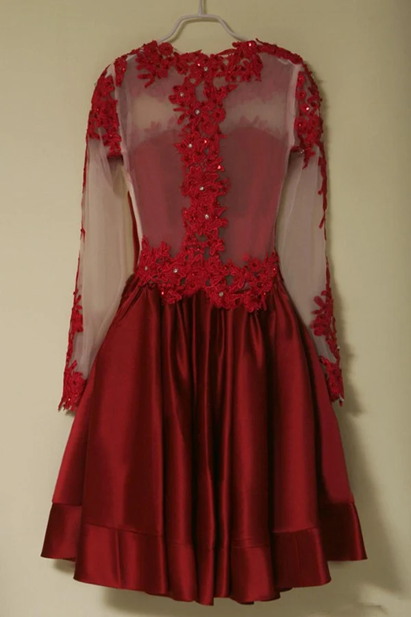 Robe de soirée rouge à manches longues avec manches