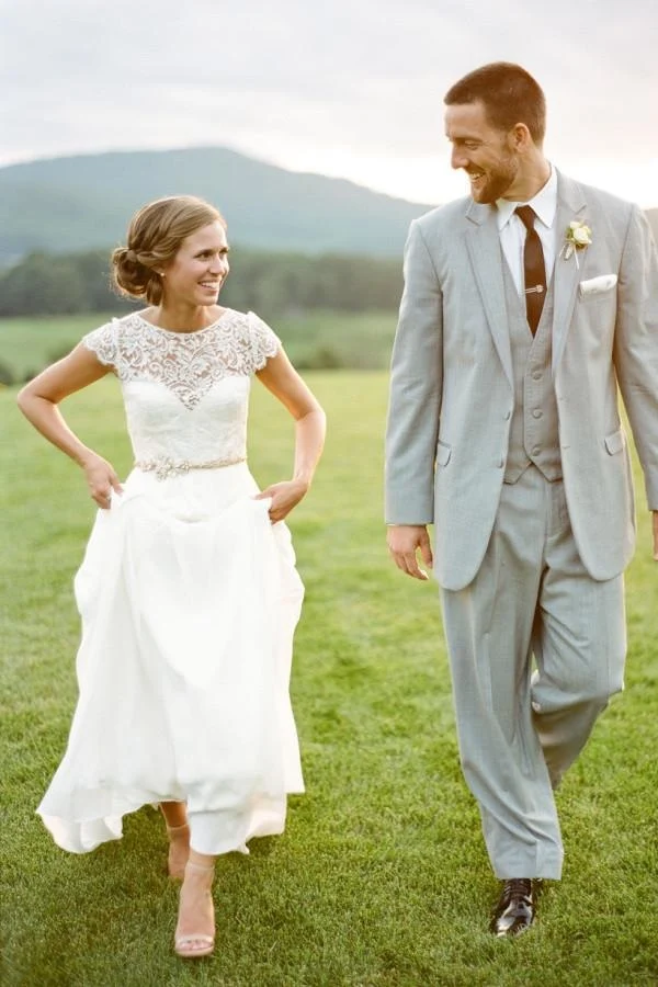 Robe de mariée de jardin élégante et rustique avec manches en dentelle et haut