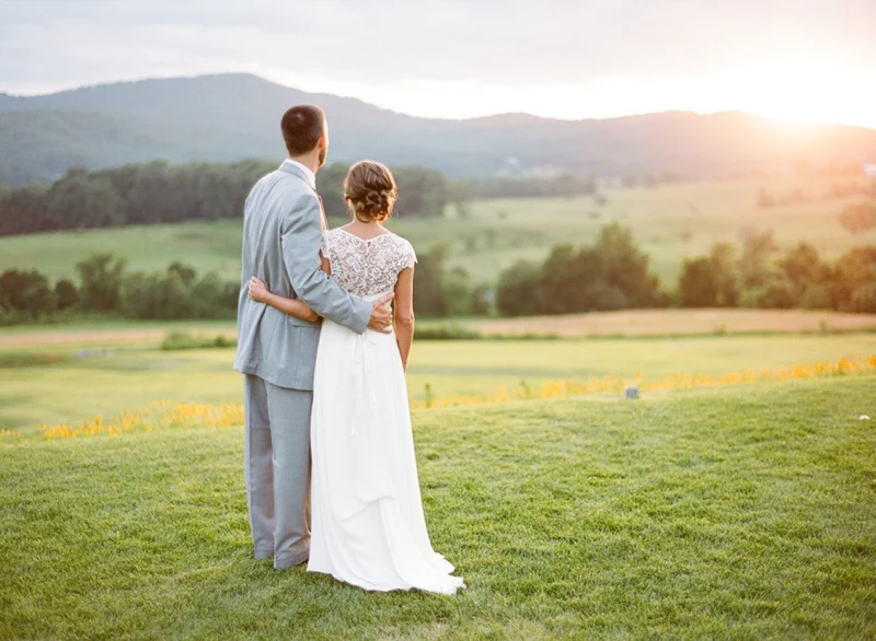 Robe de mariée de jardin élégante et rustique avec manches en dentelle et haut