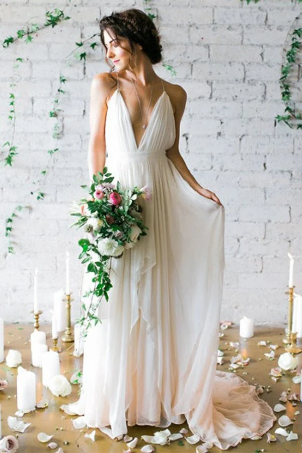 Robe de mariée dos nu en mousseline de soie, col en V profond, bretelles spaghetti, plage