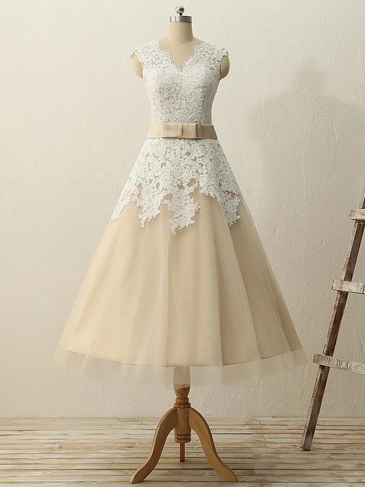 Robe de mariée longueur thé en dentelle style années 50 champagne avec mancherons