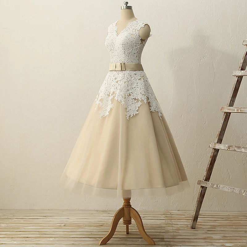 Robe de mariée longueur thé en dentelle style années 50 champagne avec mancherons