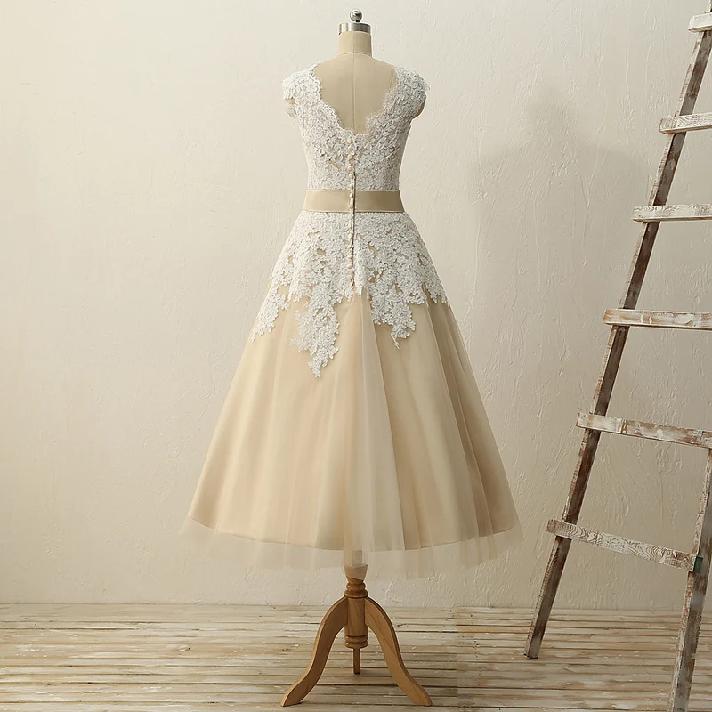 Robe de mariée longueur thé en dentelle style années 50 champagne avec mancherons