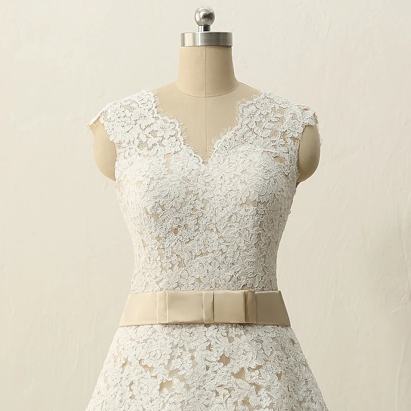 Robe de mariée longueur thé en dentelle style années 50 champagne avec mancherons