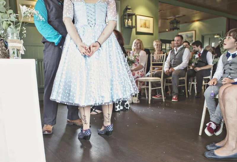 Robes à pois, robe de mariée longueur thé, robe de mariée bleue, robe de mariée avec manches
