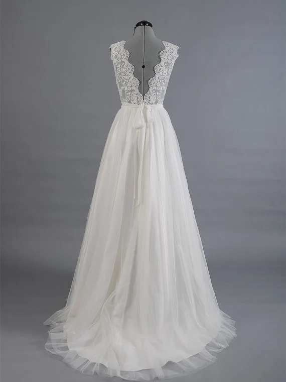 Robe de mariée en tulle avec haut en dentelle et dos en V de conte de fées
