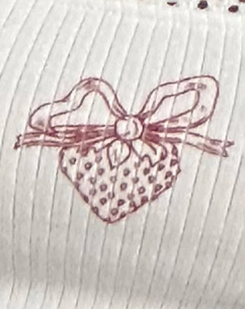 Top de gilet Suna en blanc cassé avec imprimé de nœuds en forme de fraises