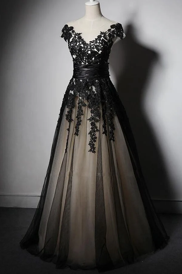Robe de bal longue en tulle avec appliques de dentelle noire à large col en V