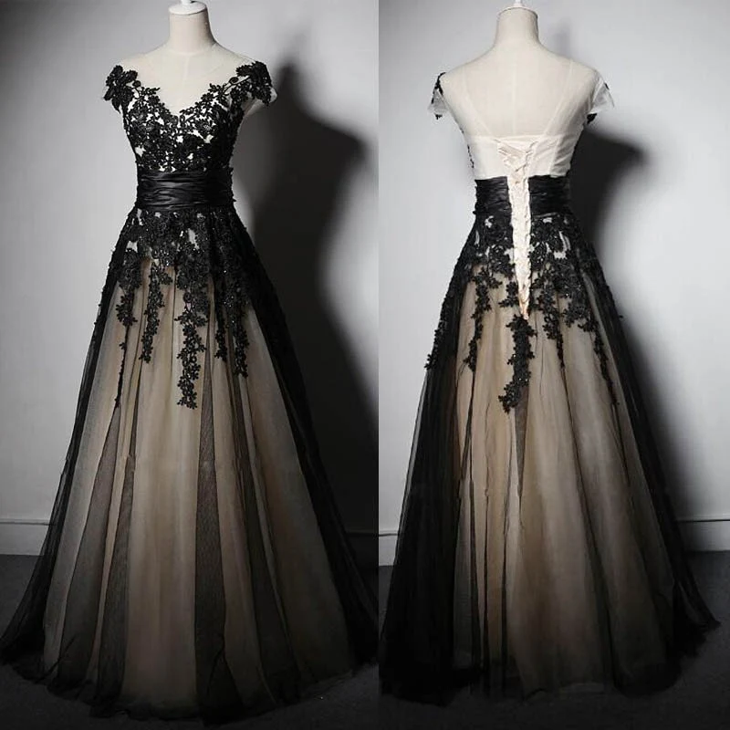Robe de bal longue en tulle avec appliques de dentelle noire à large col en V