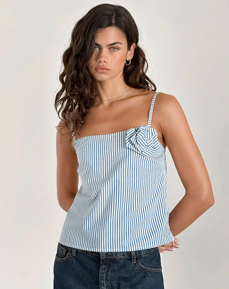 Top Flowa en bleu à petites rayures verticales avec rosette