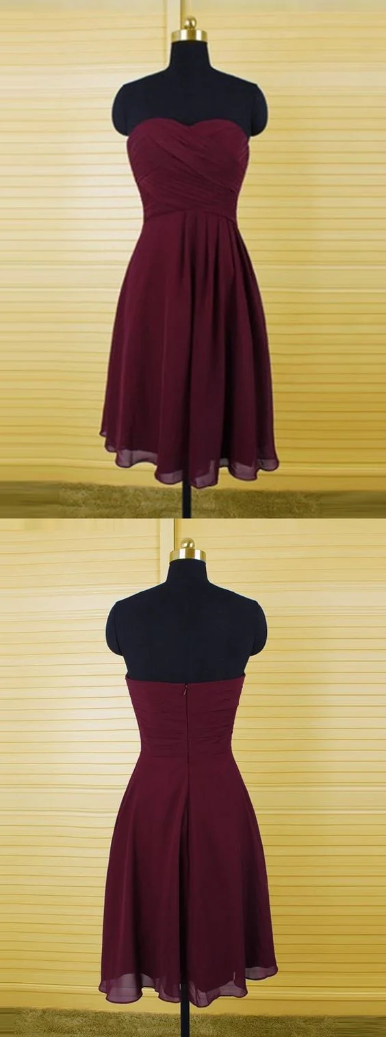 Robes de demoiselle d'honneur courtes en mousseline de soie bordeaux sans bretelles avec haut froncé