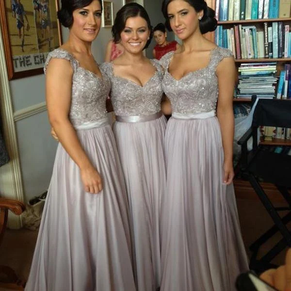 Robes de demoiselle d'honneur longues en mousseline de soie avec haut en dentelle grise et dos transparent