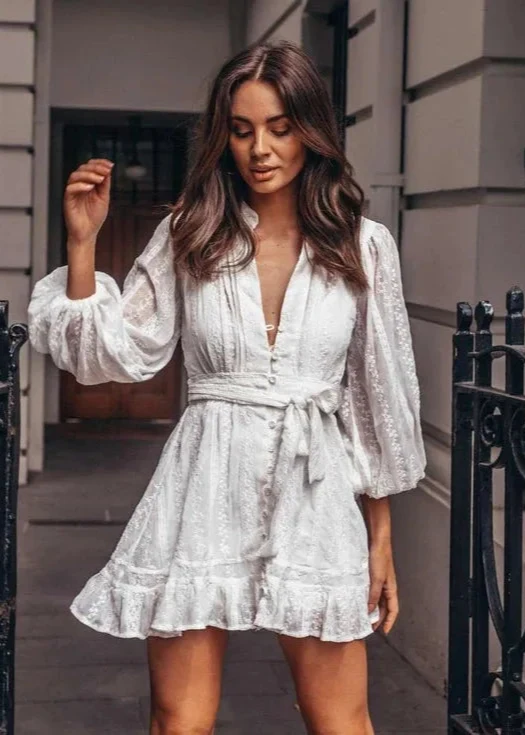 Robe courte en dentelle blanche