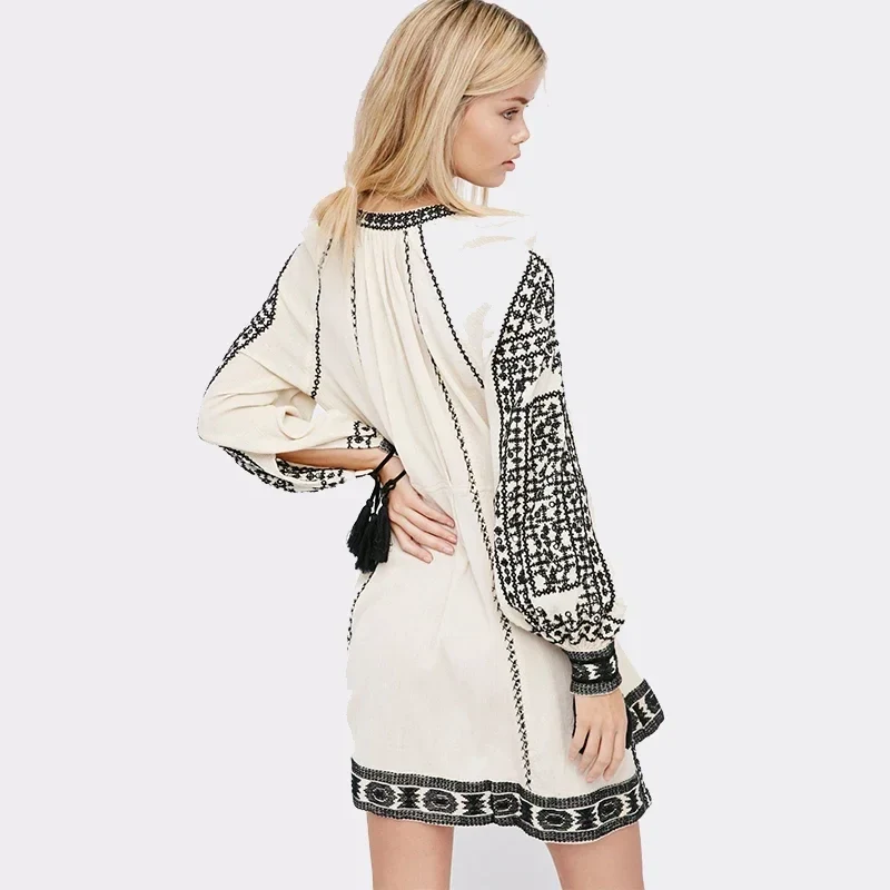 Robe hippie blanche avec broderie
