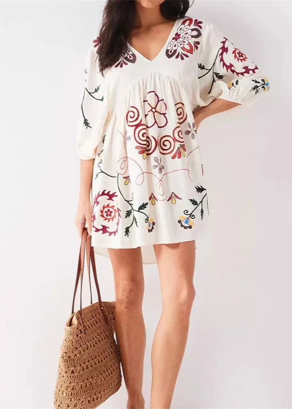 Robe loose brodée blanche