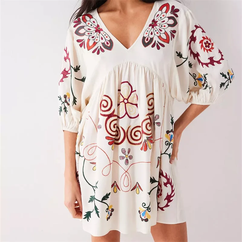 Robe loose brodée blanche