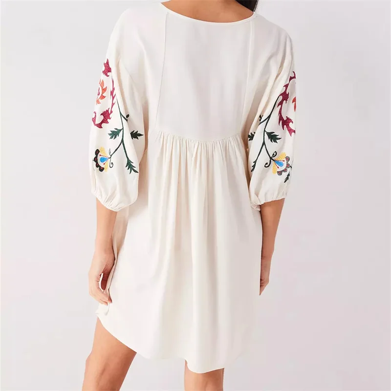 Robe loose brodée blanche