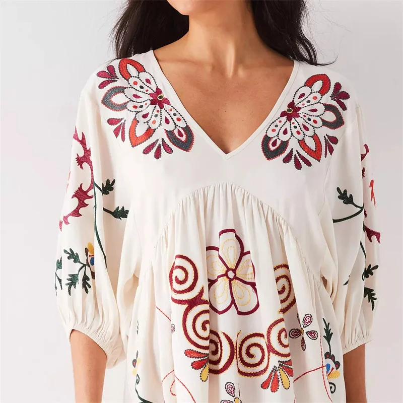Robe loose brodée blanche