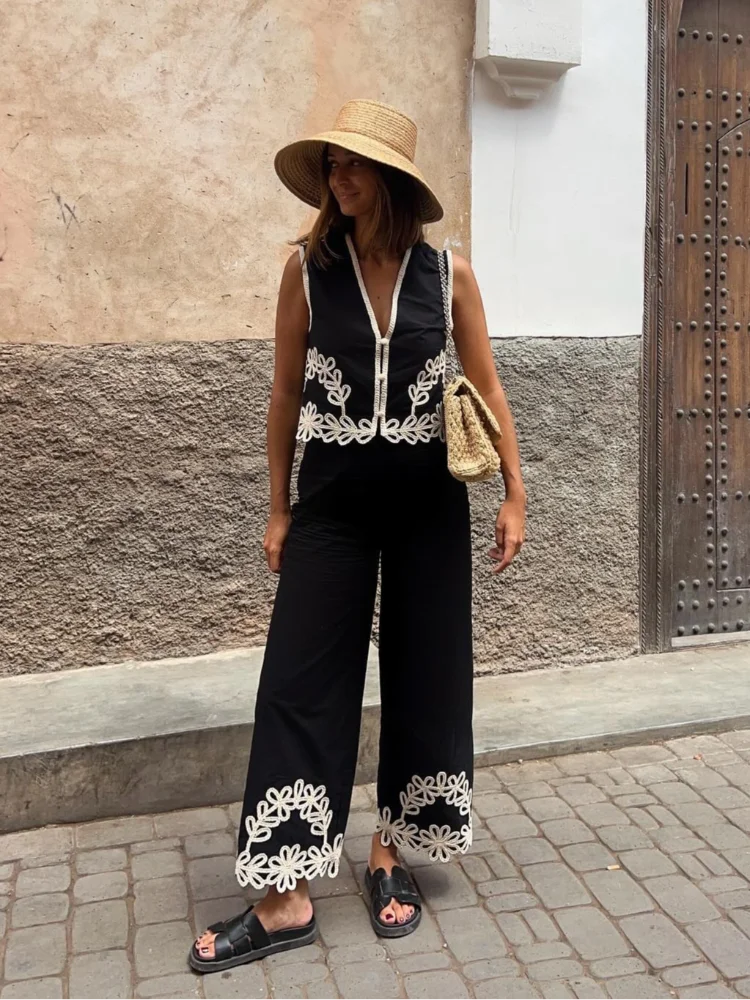 Ensemble noir avec pantalon broderie blanche