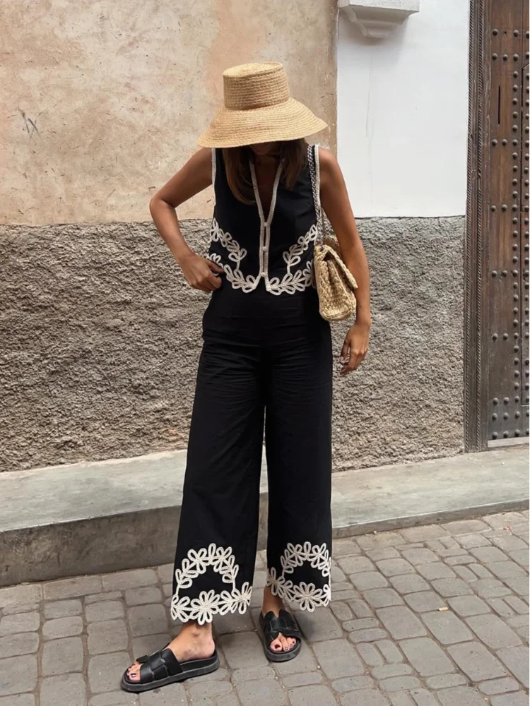 Ensemble noir avec pantalon broderie blanche