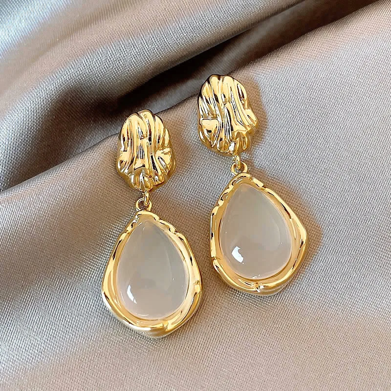 Boucles d'oreille beige en pierre