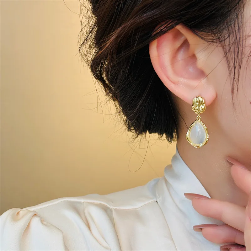 Boucles d'oreille beige en pierre
