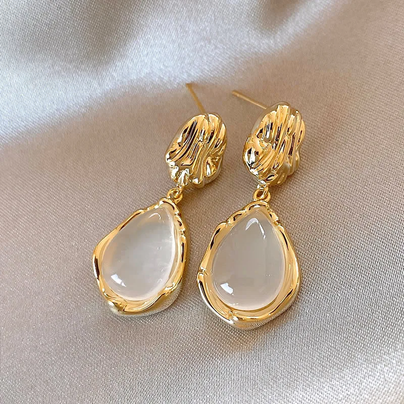 Boucles d'oreille beige en pierre