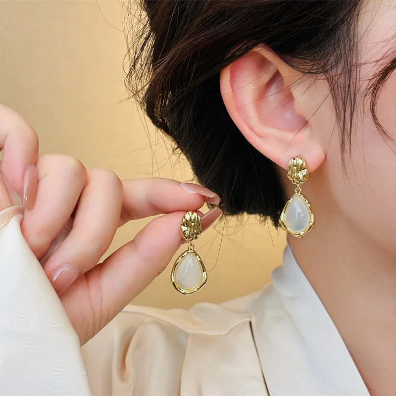 Boucles d'oreille beige en pierre