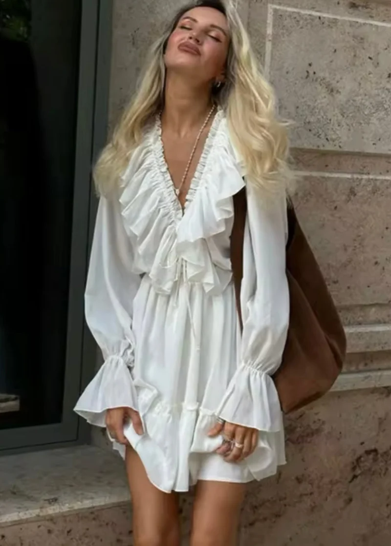Robe blanche légère col V