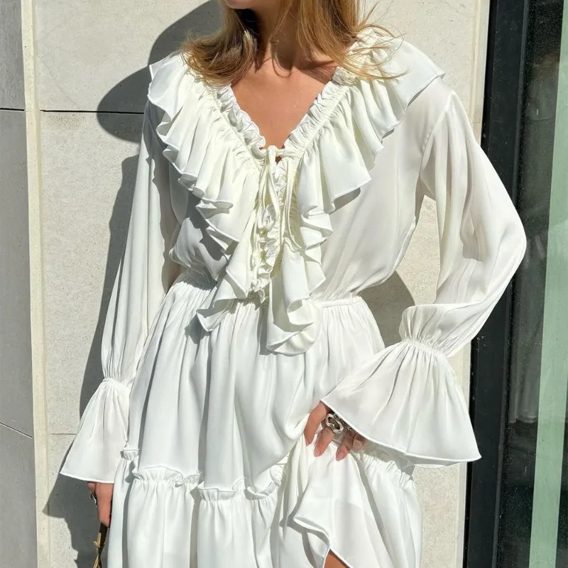 Robe blanche légère col V