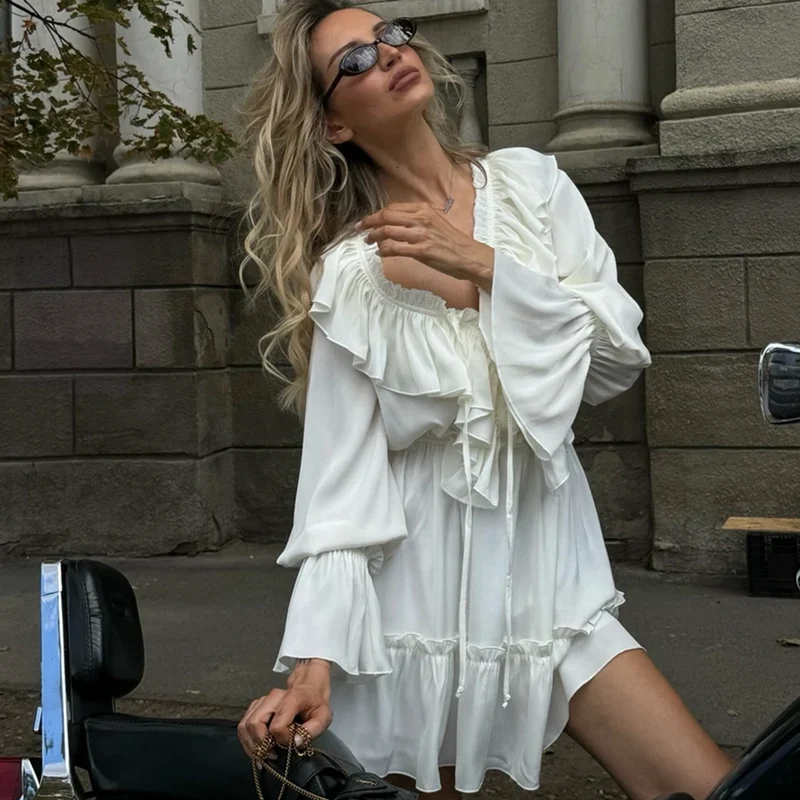 Robe blanche légère col V