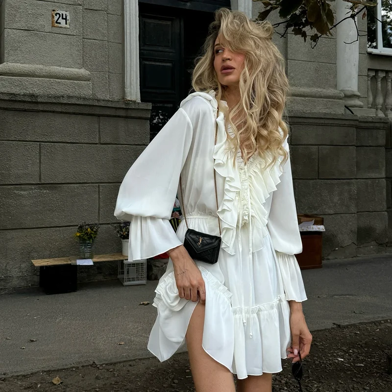 Robe blanche légère col V