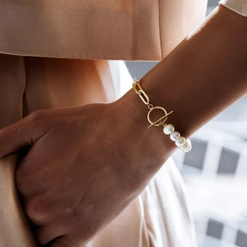 Bracelet de chaîne plaqué or avec perles blanches