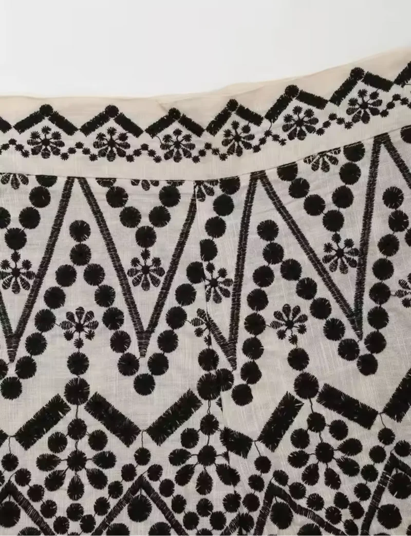 Short Court Taille Haute Brodé Beige
