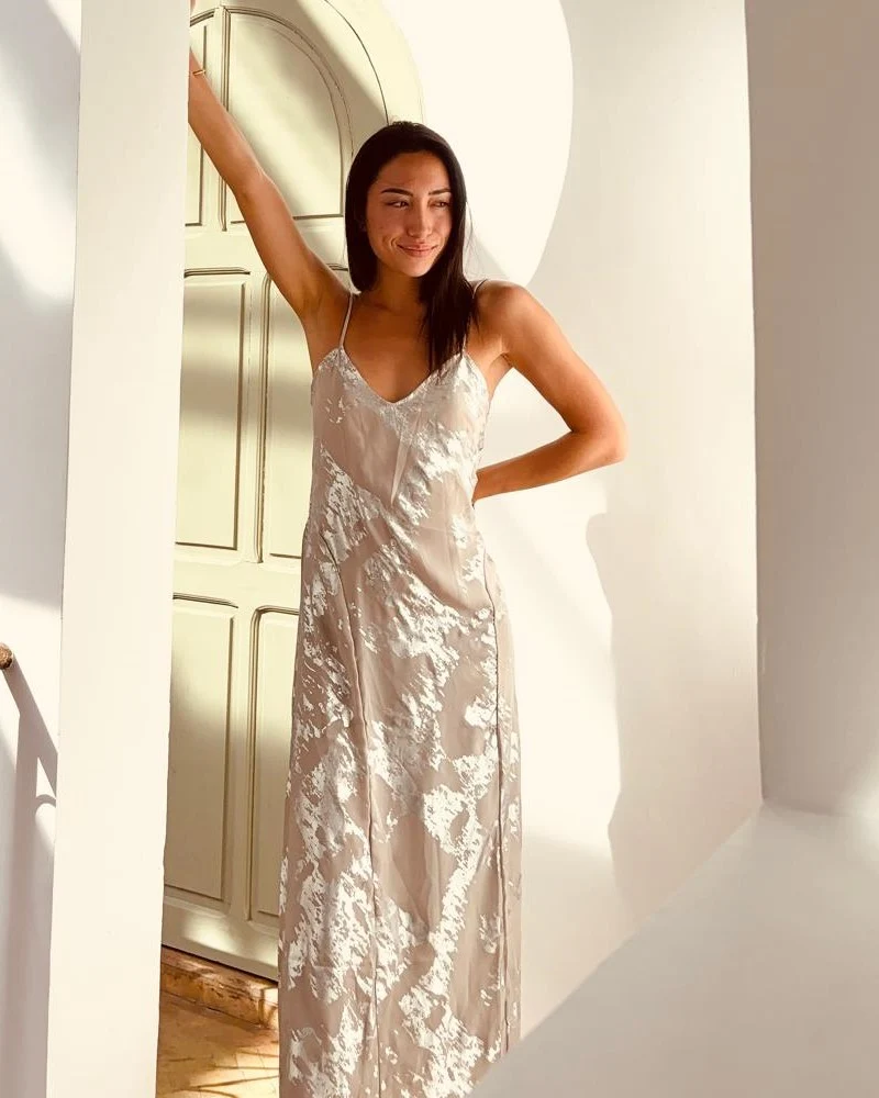 Robe satin longue argentée à dos nu