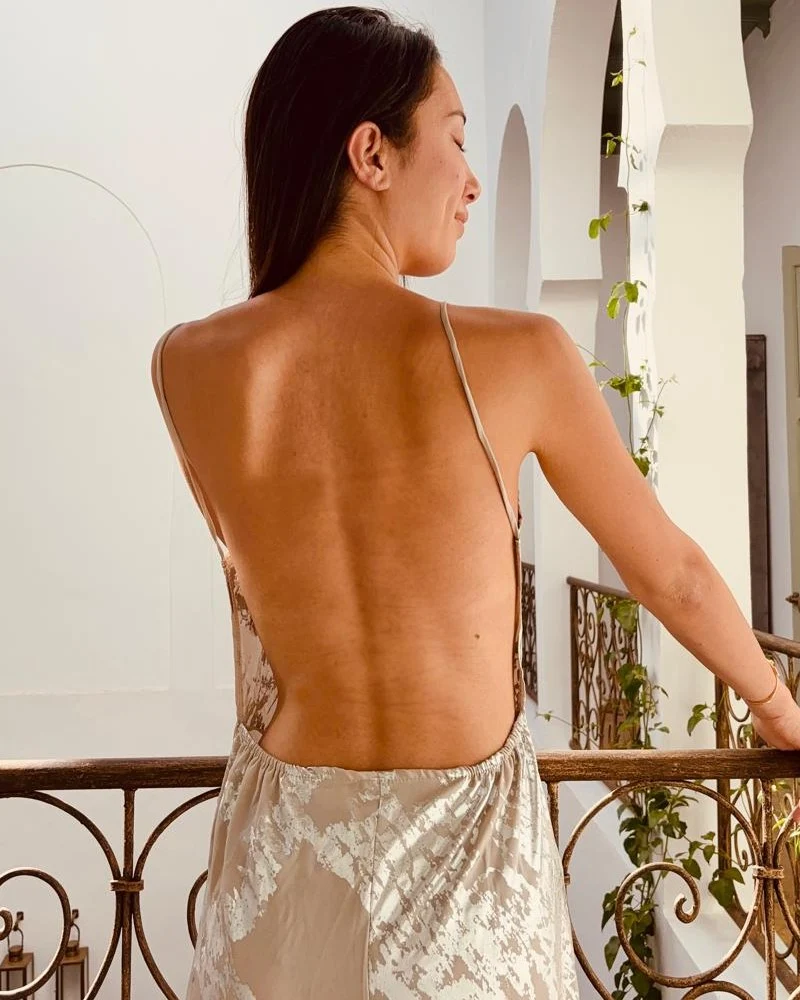 Robe satin longue argentée à dos nu