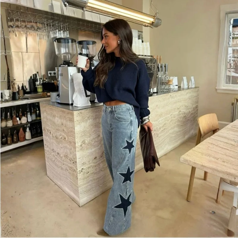 Jean Femme Wide Leg avec Écussons Étoiles et Détails Cloutés