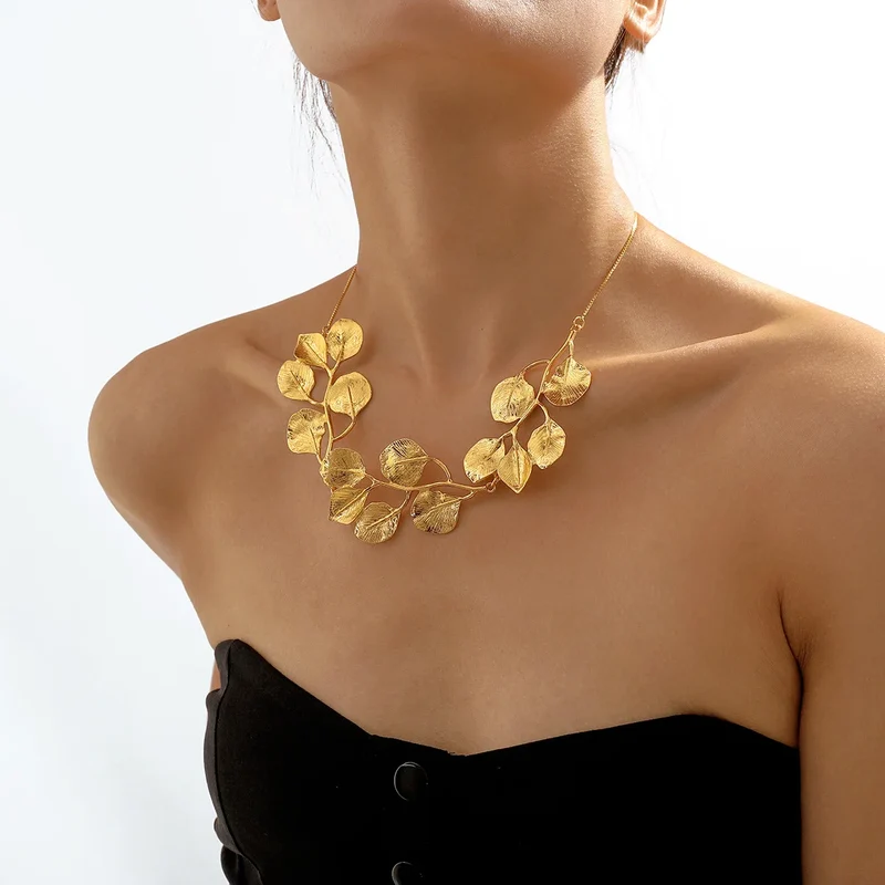 Collier ras du cou à pendentifs en feuilles