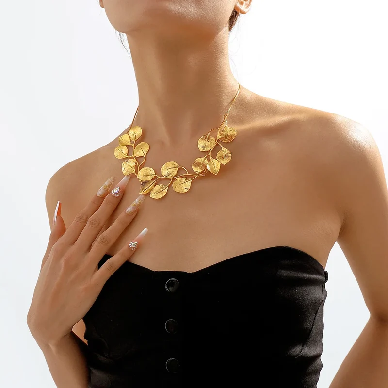 Collier ras du cou à pendentifs en feuilles