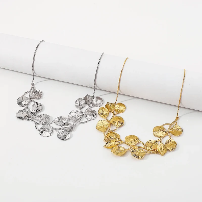 Collier ras du cou à pendentifs en feuilles