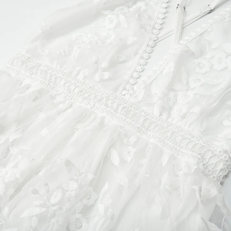 Robe blanche bohème avec broderie et dentelle