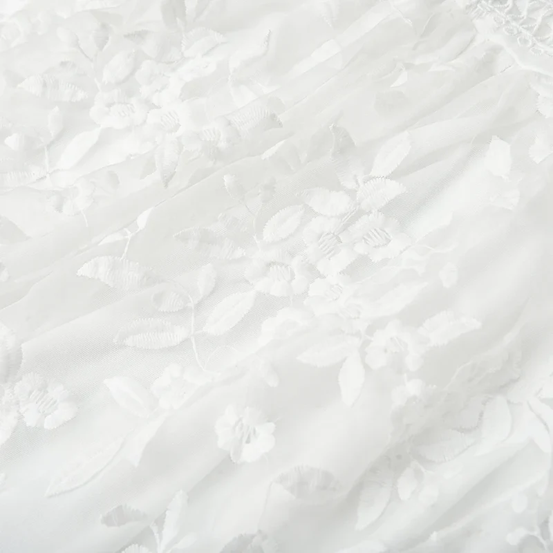Robe blanche bohème avec broderie et dentelle