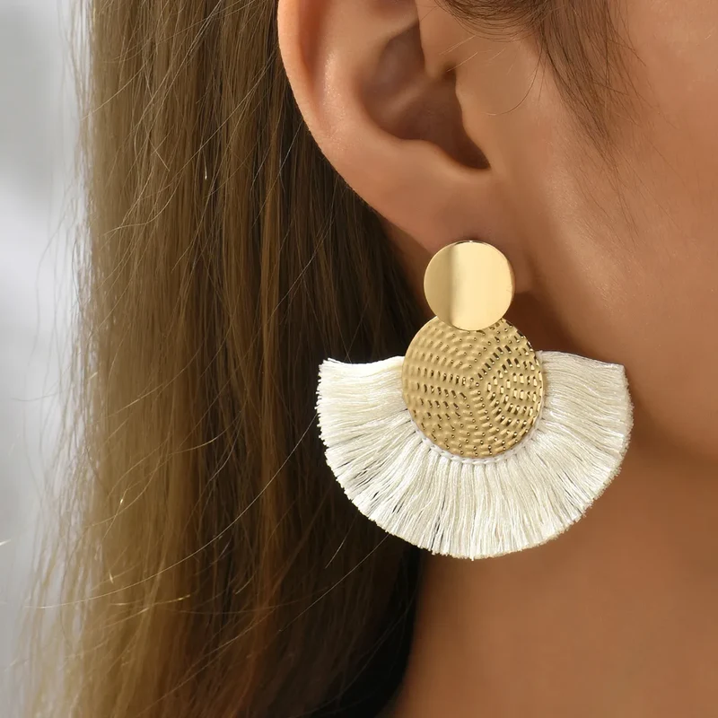 Boucles d'oreilles blanches à franges plaquées or